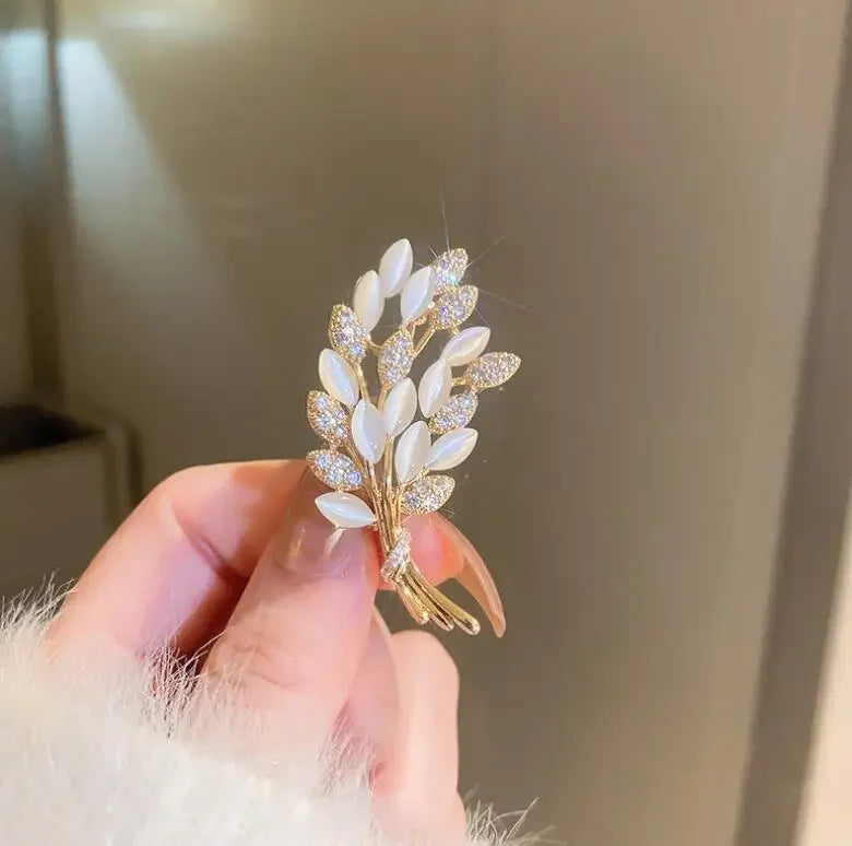 Butterfly White Shell Brooches For Women Charm Pearl Cold Color Pins Party Clothing Accessories Boho Summer Jewelry Gift