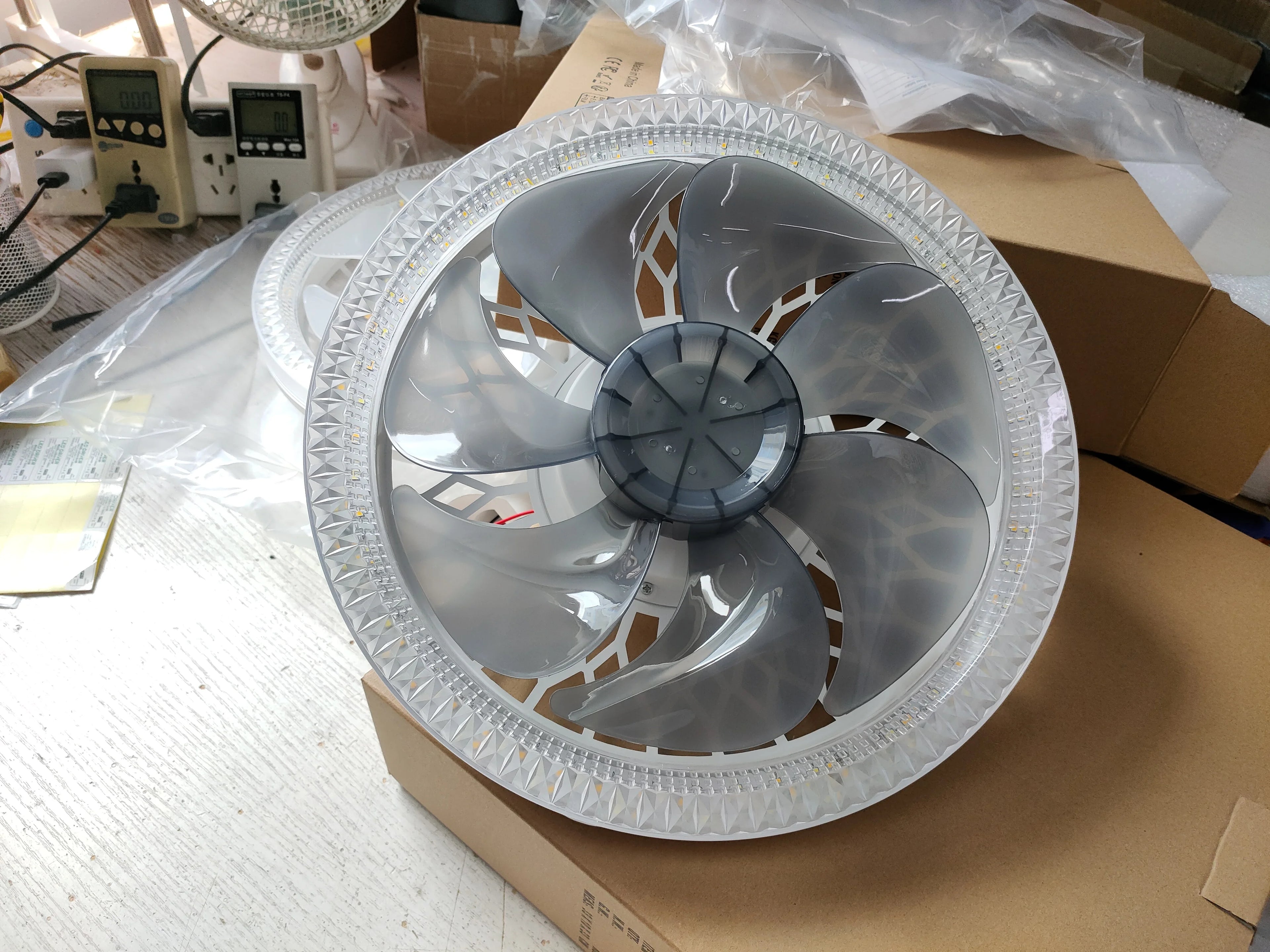 Ventilateur Plafonnier LED avec Télécommande E27 – 4 Vitesses, 360° | Cuisine & Maison