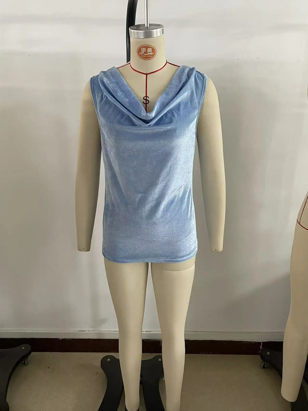 Nouvelle Collection 2026 de Vêtements pour Femmes : Gilet en Velours Sensuel, Élégant, Couleur Unie, Décolleté Plongeant, Sans Manches.