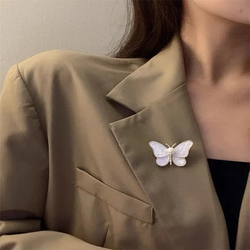 Butterfly White Shell Brooches For Women Charm Pearl Cold Color Pins Party Clothing Accessories Boho Summer Jewelry Gift